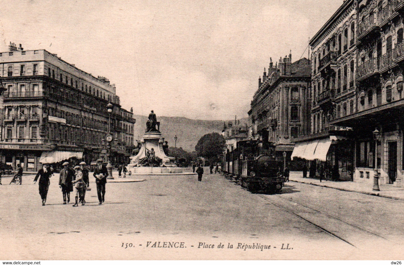 Valence - La Place De La République, Train (Tramway) Devant Le Monument - Carte LL N° 150 Non Circulée - Valence