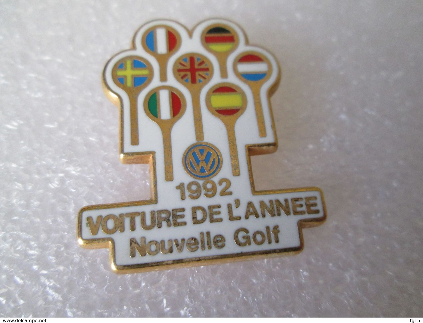 PIN'S    VOLKSWAGEN  GOLF  VOITURE DE L ANNÉE 1992   Zamak  ACABI - Volkswagen