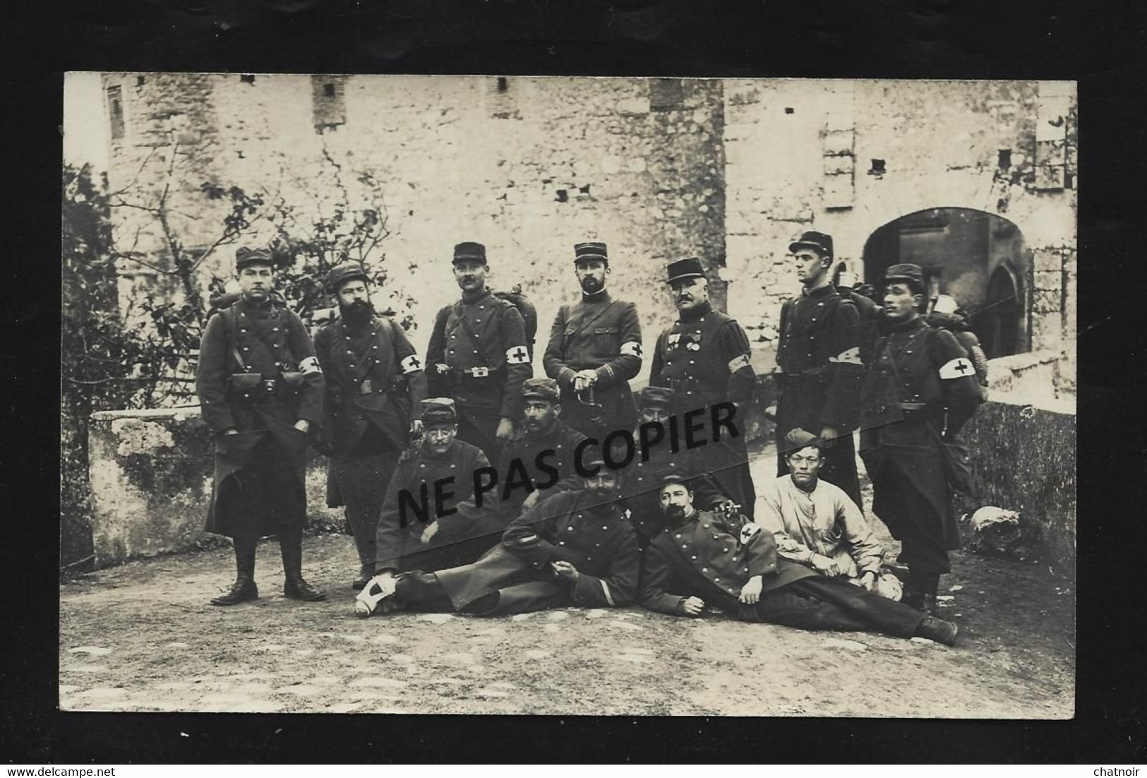 CP  Photo  Neuve /groupe De Soldats Avec Le Brassard Croix Rouge /entée D Un Chateau? - Guerre 1914-18