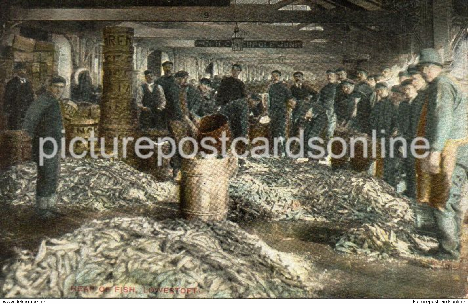 LOWESTOFT HEAP OF FISH OLD COLOUR POSTCARD SUFFOLK - Lowestoft