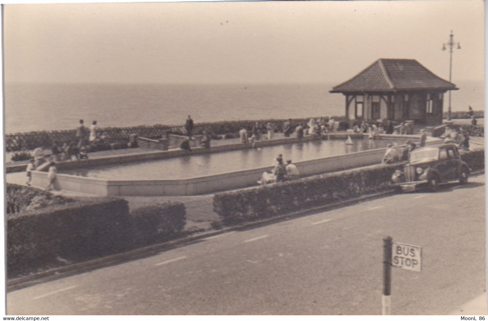 ANGLETERRE - CLACTON ON SEA - CARTE PHOTO - BASSIN PRES DE LA MER - AUTO AUTOMOBILE A DEFINIR - BUS STOP ARRET DE BUS - Clacton On Sea