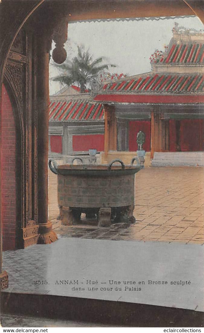 Tonkin:  Annam.   Hué    Une Urne En Bronze Sculpté Dans Une Cour Du Palais       (voir Scan) - Viêt-Nam