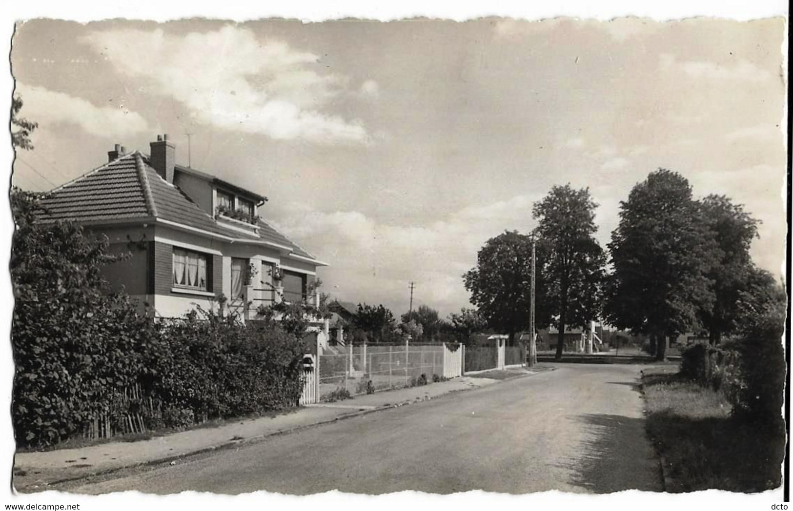 TREMBLAY-les-GONESSE (93) Place St-Denis Avenue Louis Dequet Ed. Librairie Cottages, Cpsm Pf - Tremblay En France