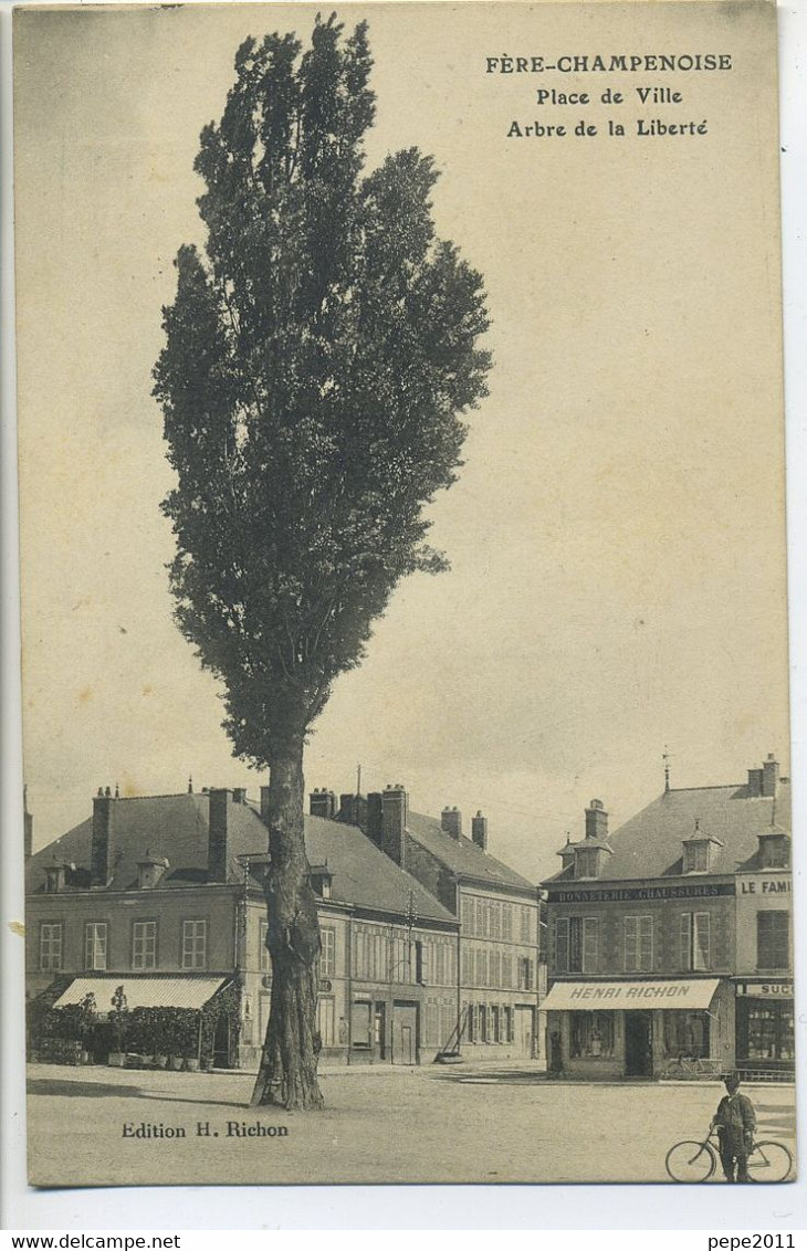 CPA 51 FERE-CHAMPENOISE Place De Ville Arbre De La Liberté Cycliste Magasins Immeubles - Alberi