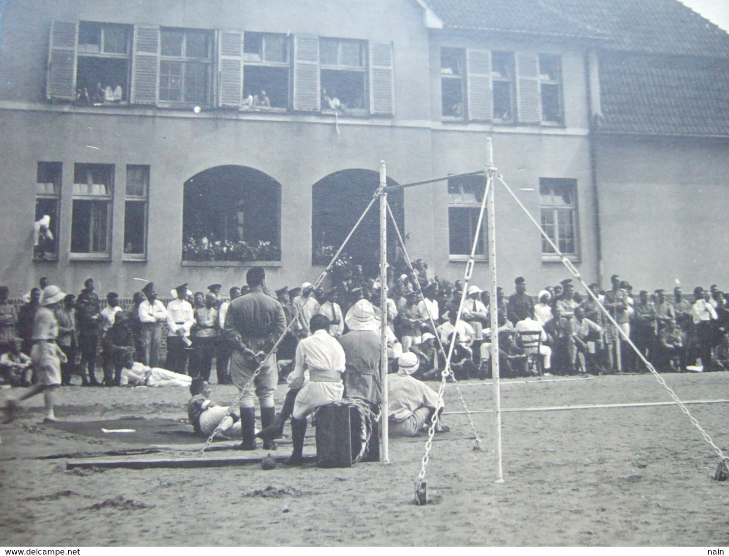 ALLEMAGNE - GUETERSLOH - GÛTERSLOH - CARTE PHOTO - CAMP PRISONNIERS OFFIZIER GEFANGENEN  LAGER - SAUT A LA PERCHE ... - Guetersloh