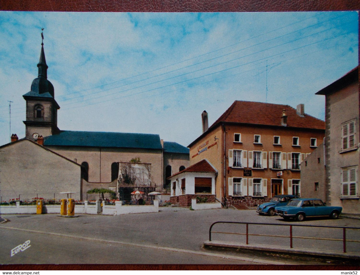 57 - ALBESTROFF - Restaurant Charles Boyon Et L' Eglise. (Voitures: Citroen 2CV - Pompes à Essence SHELL ?) - Albestroff