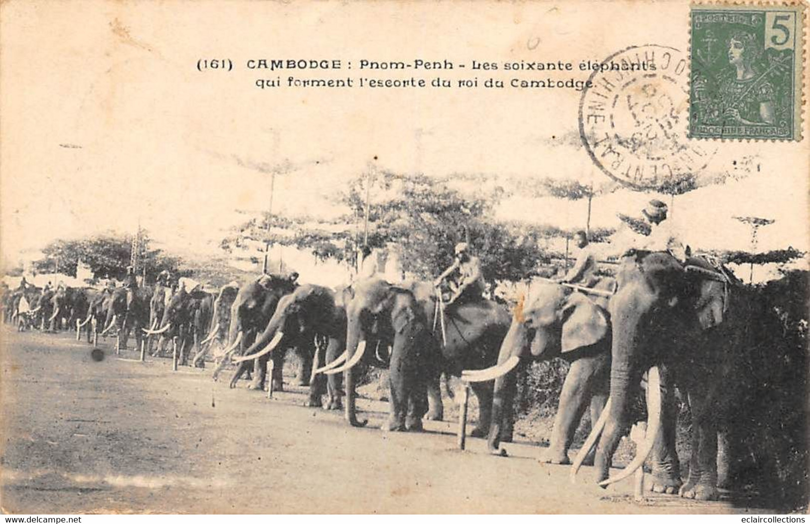 Cambodge     Phnom-Penh   Les Soixante éléphants Qui Forment L'escorte Du Roi Du Cambodge   (voir Scan) - Cambodia