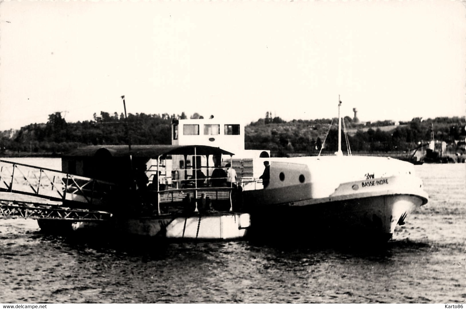 Basse Indre * Bateau Bac Sur La Loire , Au Ponton - Basse-Indre