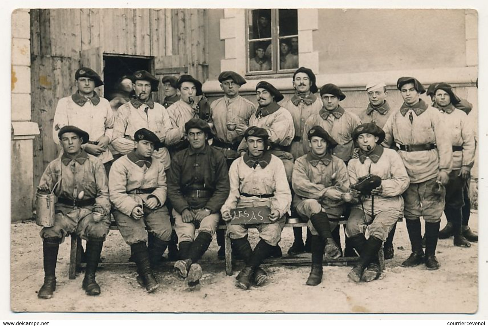 CPA Photo - MILITAIRES - Groupe De Militaires Du 15eme Chasseurs, Pancarte "Les As" - Régiments