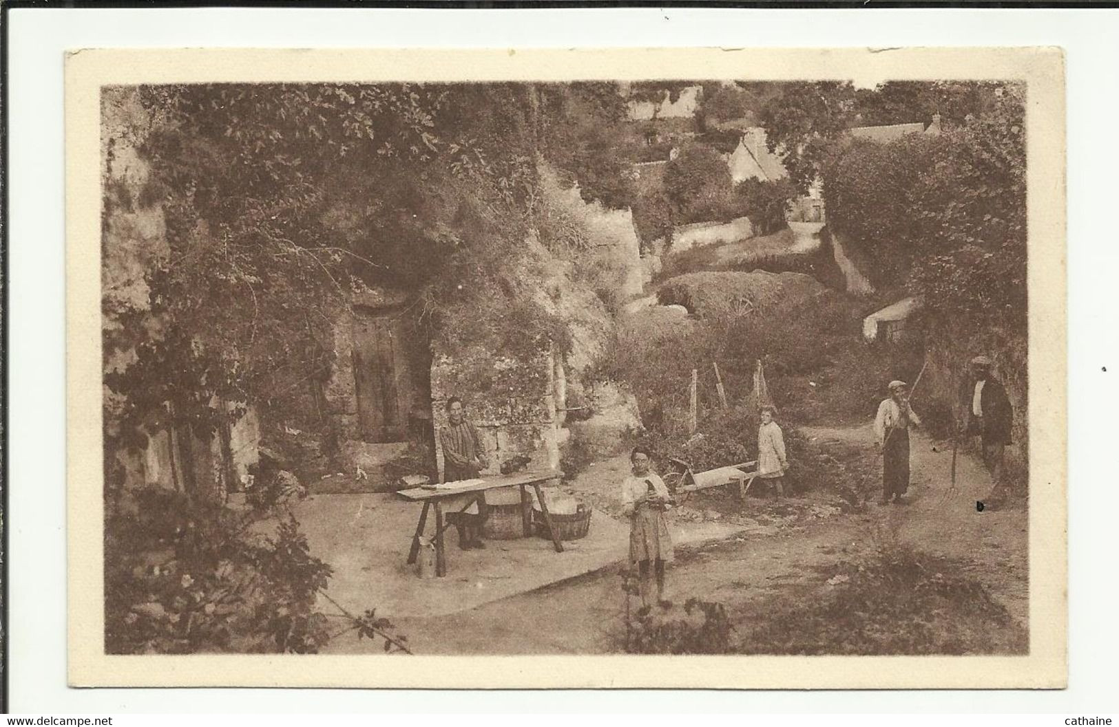 ENVIRONS DE TOURS . HABITATIONS TROGLODYTES AUX PATIS  . LAVANDIERE SUR LA TABLE A LAVER - Tours