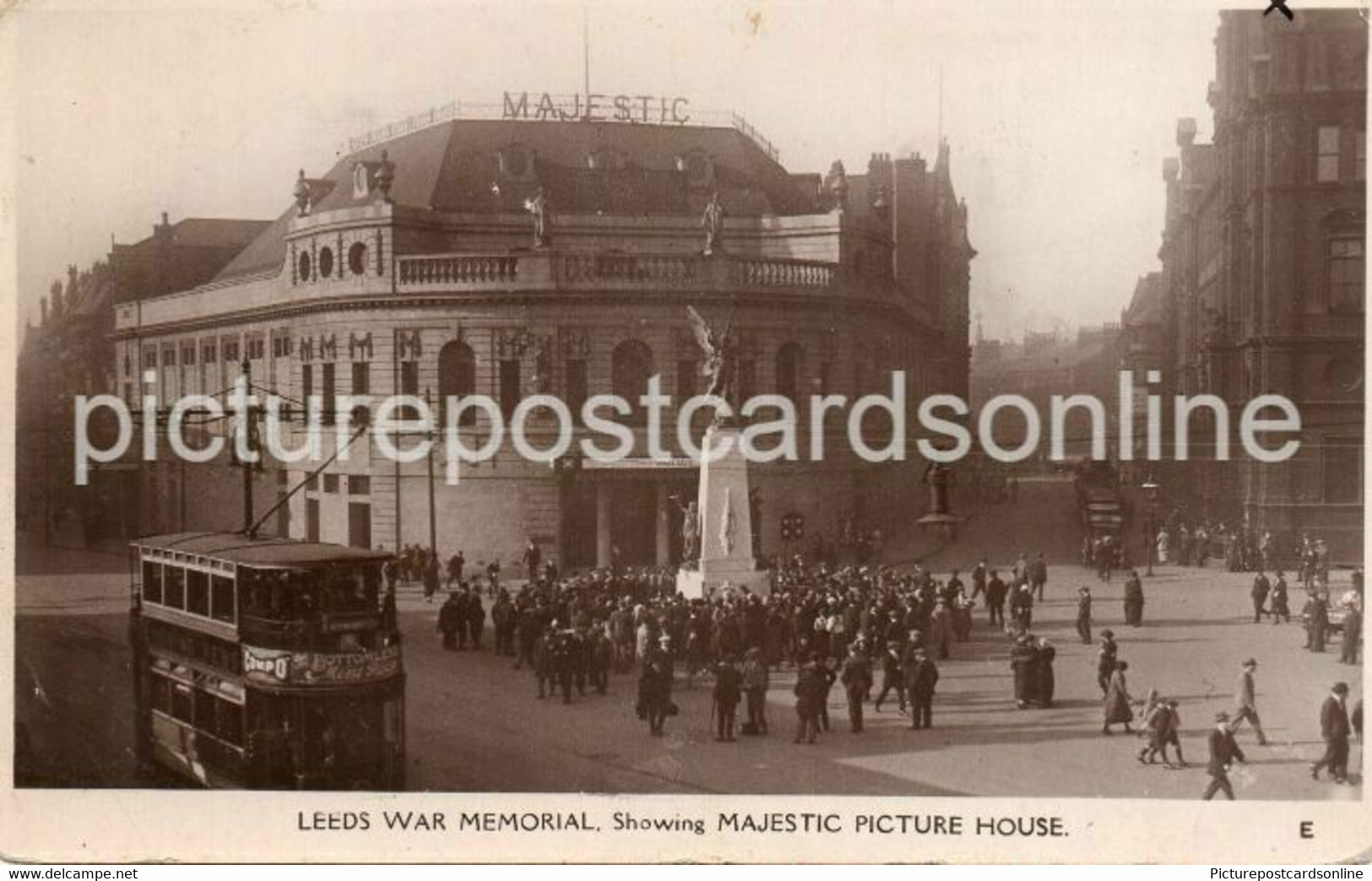 LEEDS WAR MEMORIAL SHOWING MAJESTIC OLD R/P POSTCARD YORKSHIRE - Leeds
