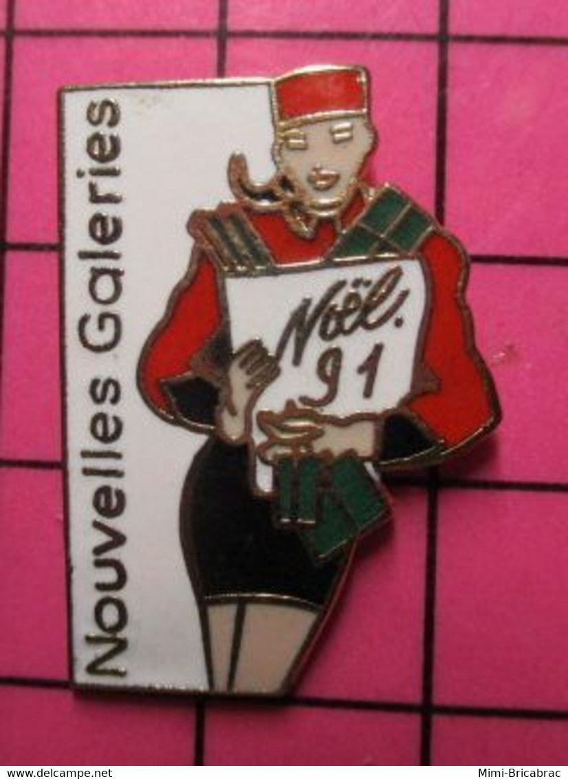 811i Pin's Pins / Beau Et Rare / THEME : NOEL / 1991 GROOMETTE SEXY NOUVELLES GALERIES - Weihnachten