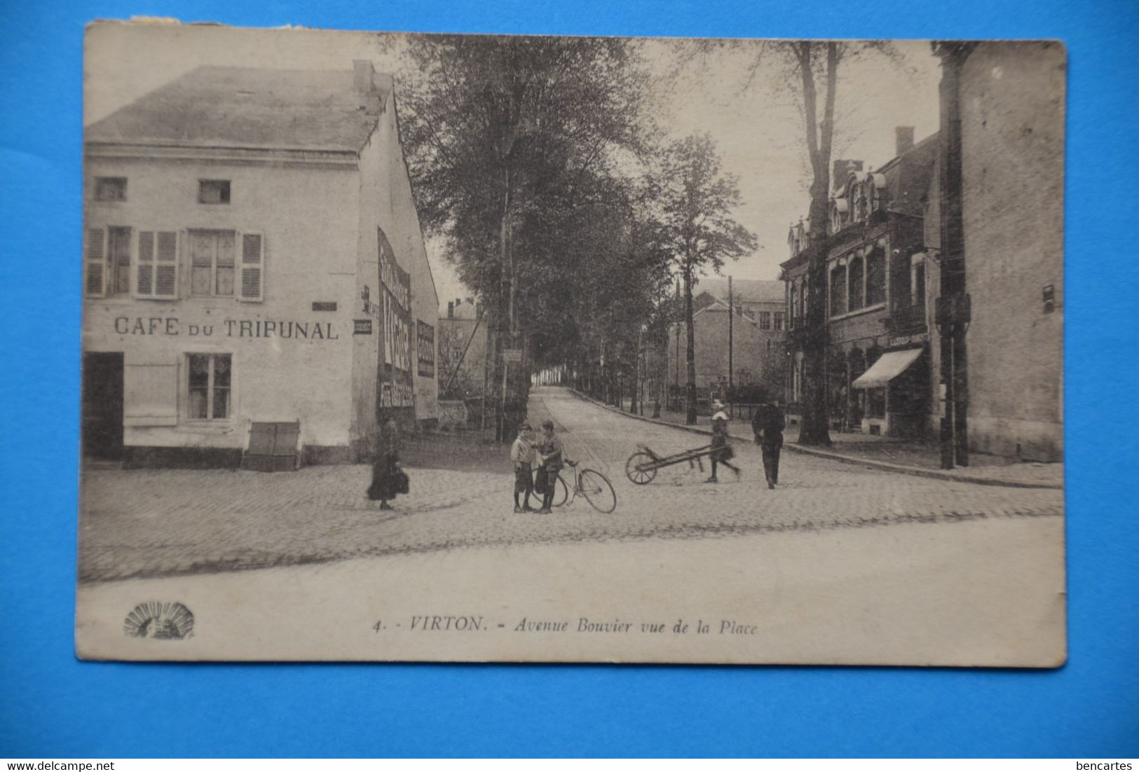 Virton 1922: Avenue Bouvier Vue De La Place Et Café Du Tribunal Très Animée - Virton