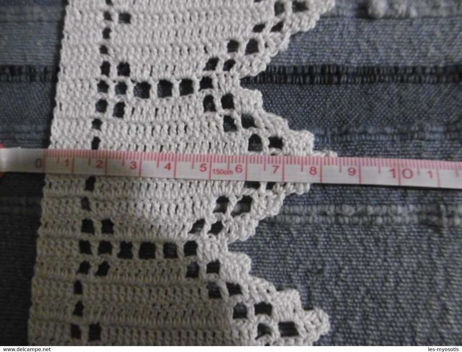 bordure réalisée au crochet en coton blanc .