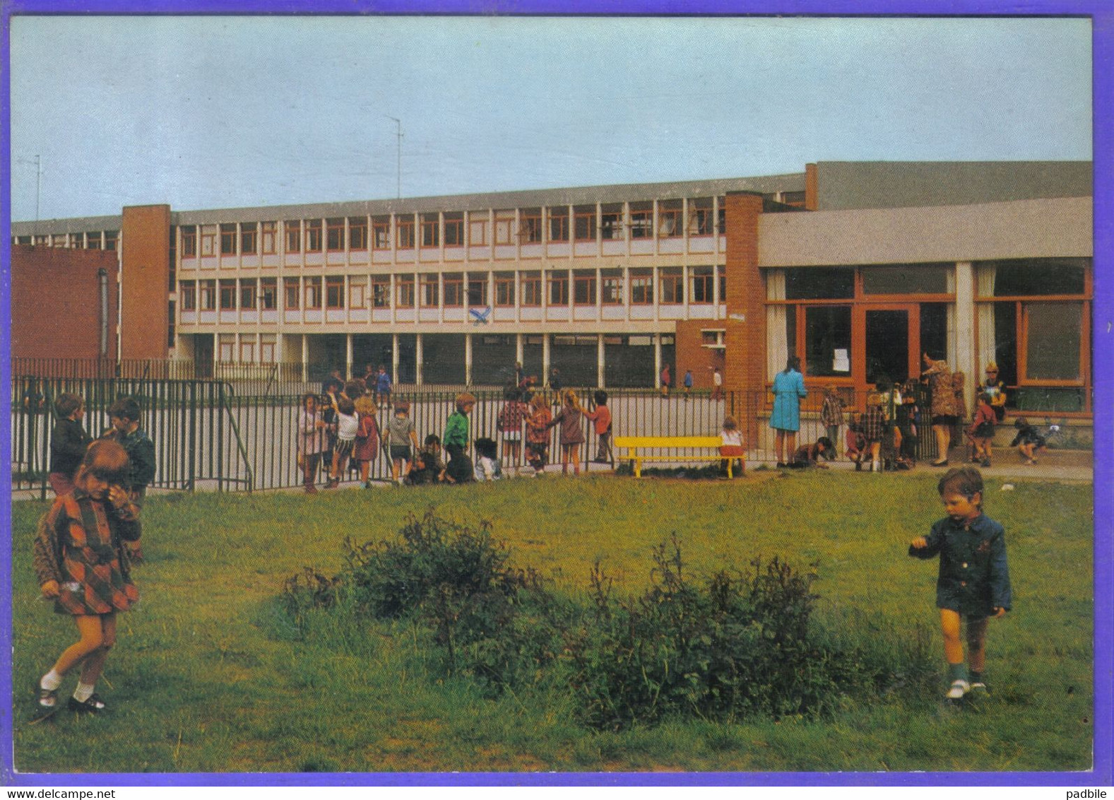 Carte Postale 59. Grande Synthe  Groupe Scolaire Emmanuel Chabrier La Récréation    Très Beau Plan - Grande Synthe