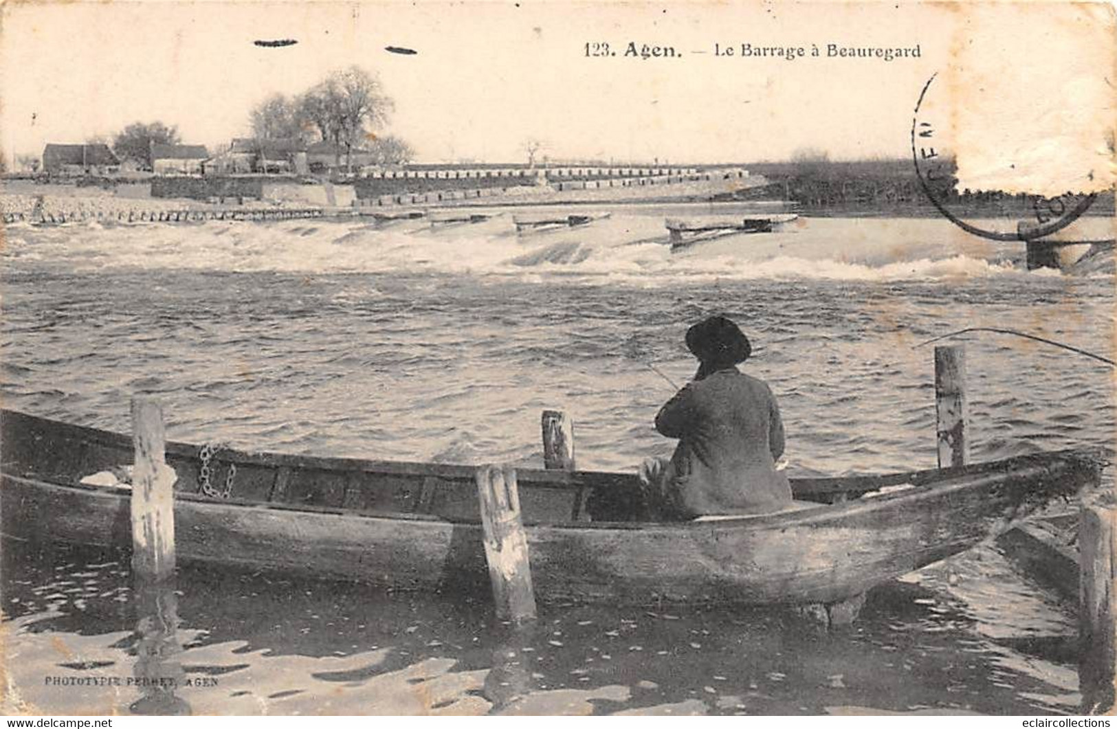 Agen       47         Le Barrage A Beauregard. Pêcheur Dans Une Barque. Timbre Arraché     (voir Scan) - Agen