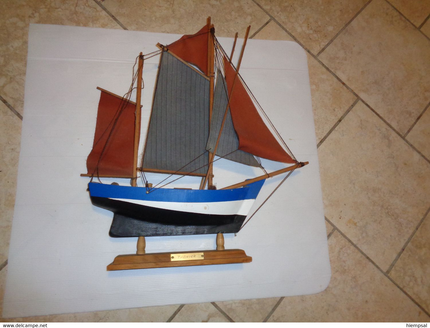 MAQUETTE   REPRESENTE UN THONIER  VOIR  PHOTOS - Barcos