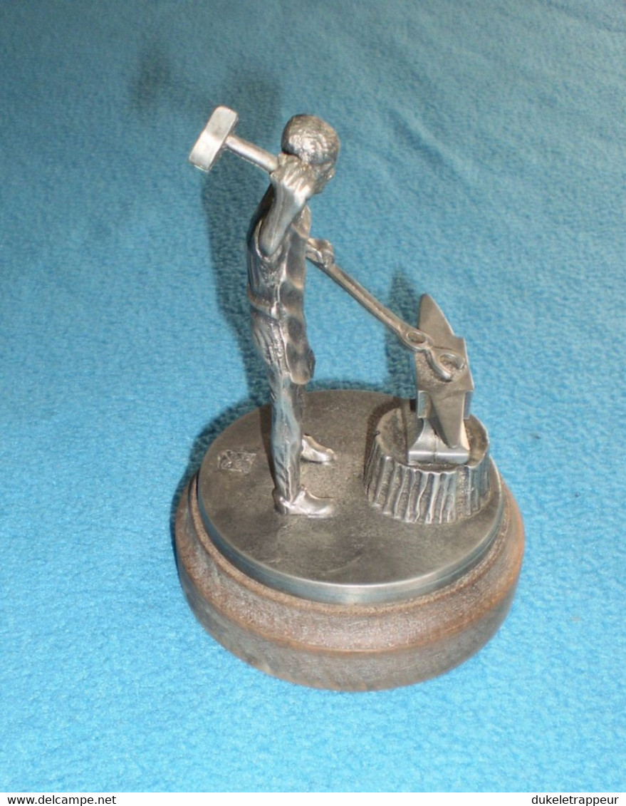 Statuette En étain "Maréchal Ferrant" !!! Collection !!! - People