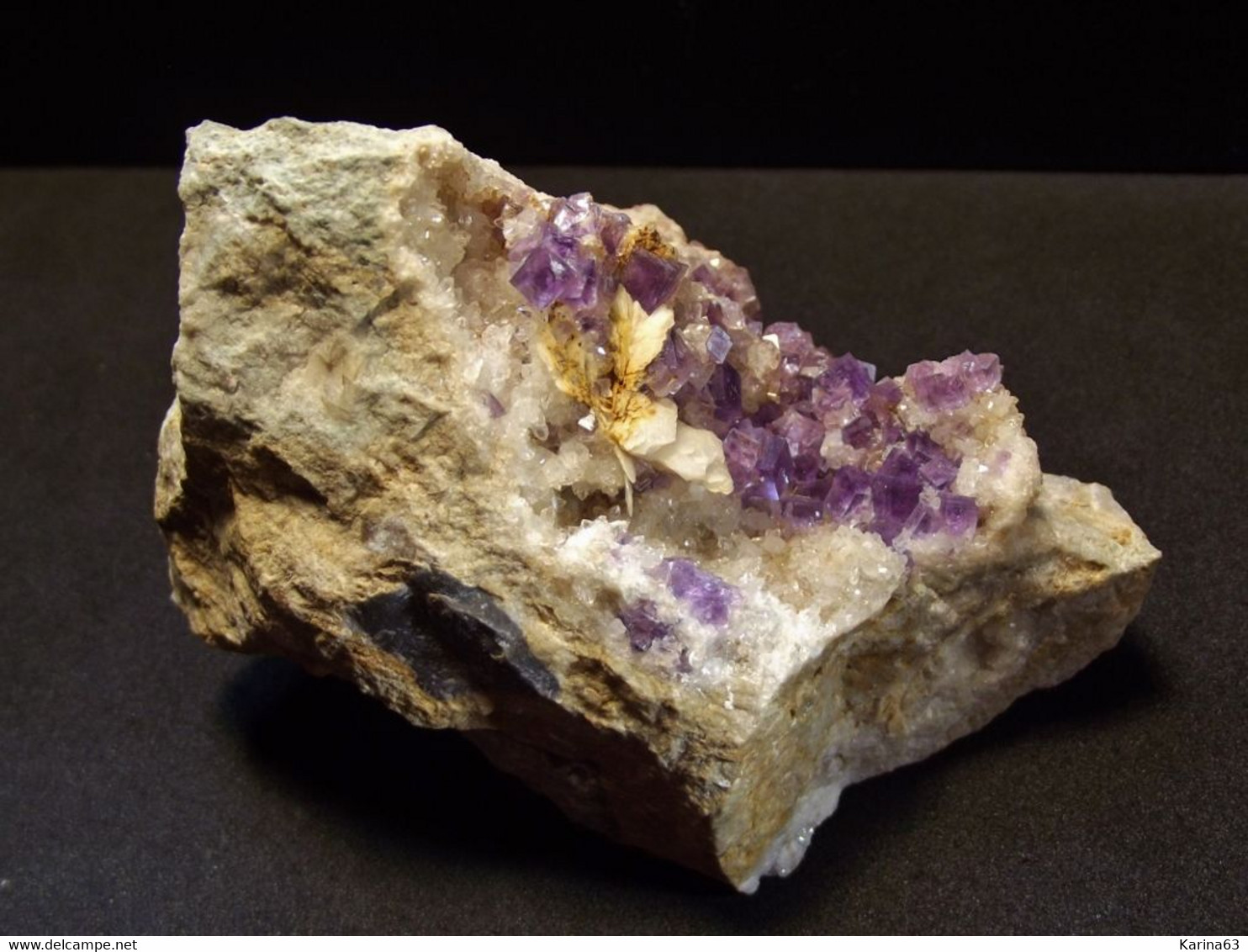 Fluorite With Baryte On Quartz Matrix ( 6.5 X 5 X 6 Cm ) La Cabana - Berbes  - Asturias - Spain - Minéraux