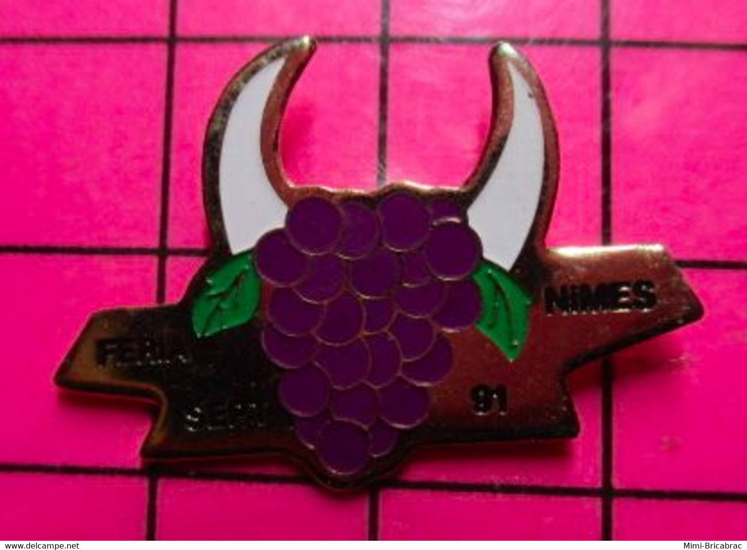 411G Pin's Pins / Beau Et Rare / THEME : SPORTS / TAUROMACHIE CORRIDA FERIA DE NIMES 91 TETE DE VACHE RAISIN NOIR - Tauromachie - Corrida