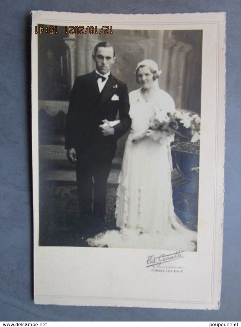 Photographie 1920 MARIAGE LA MARIEE Robe De Mariée Dentelle Le Marié Costume FORGES Les EAUX éd. Garcette Rue Neufchatel - Wedding