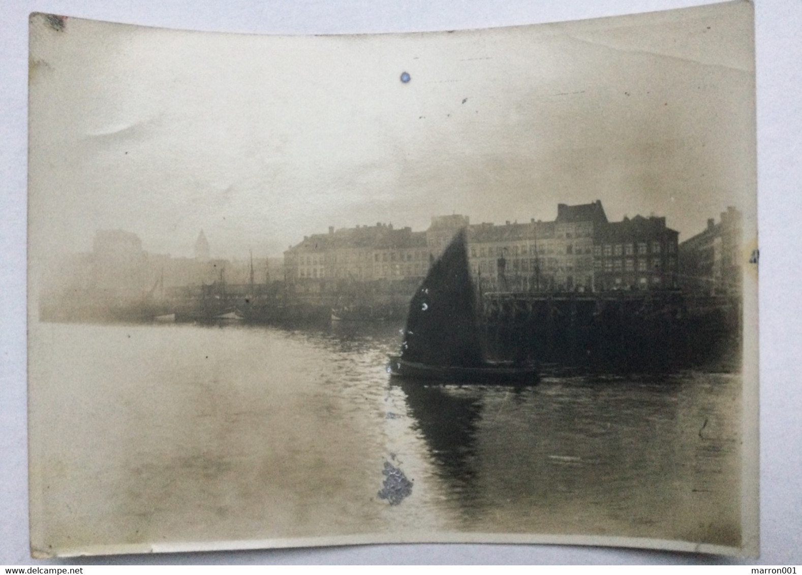 Oostende 2 Oude Foto’s - 1 Schoolschip L Avenier 1911 En Vissersboot - Oostende