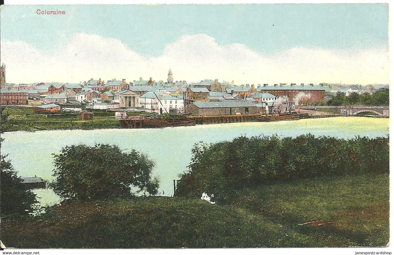 COLOURED POSTCARD OF COLERAINE - TOWN - BRIDGE - BOATS - COUNTY LONDONDERRY - Londonderry