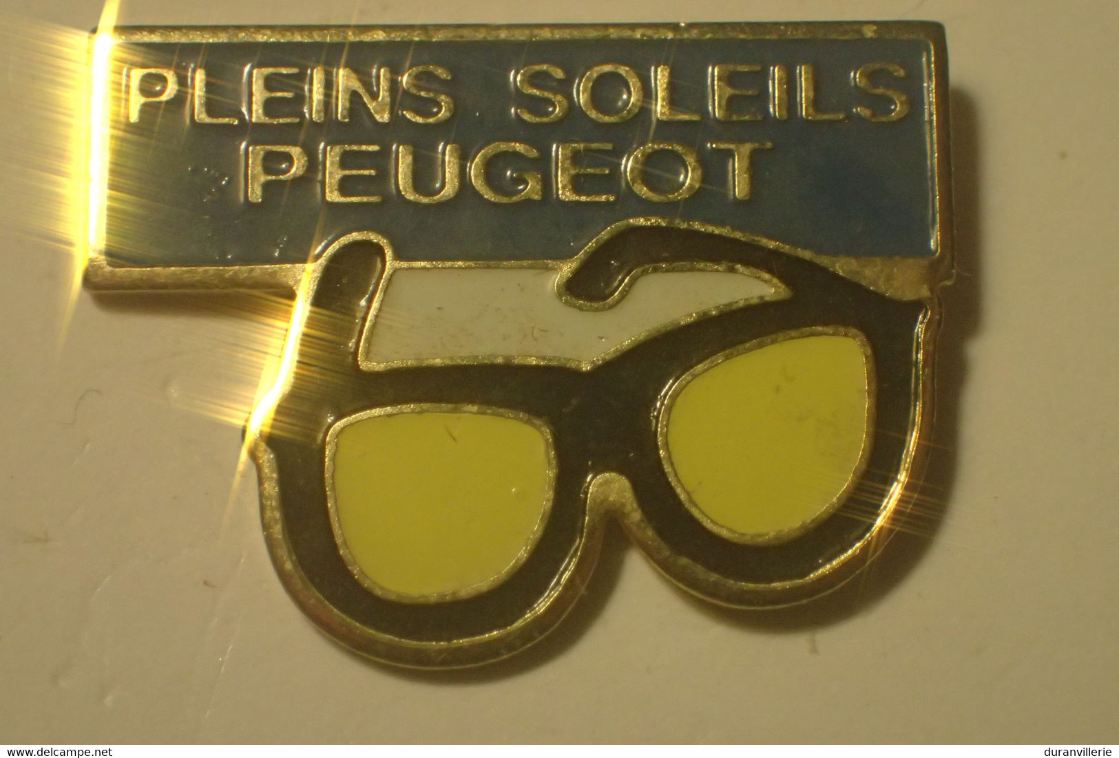 Pin's Automobiles PEUGEOT PLEINS SOLEILS PEUGEOT, Lunette - Peugeot