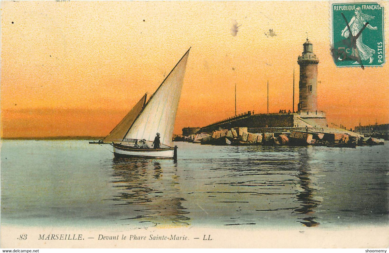 CPA Marseille-Devant Le Phare Sainte Marie-Timbre       L1091 - Non Classificati