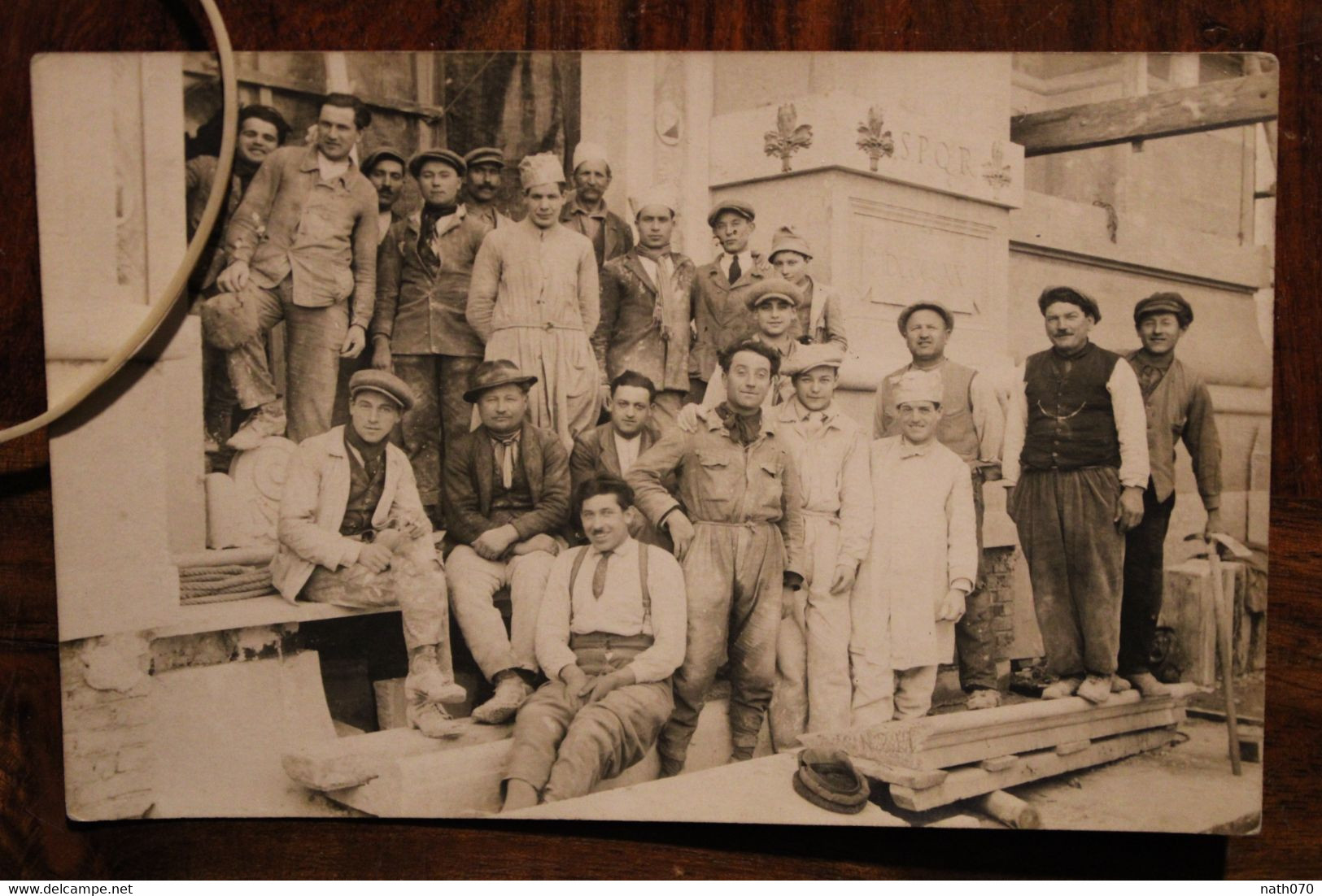 Carte Photo 1910's CPA Ak Artisans Maçons Charpentiers Devant Bâtiment Sénat ? Animée Bromure SPQR - Ambachten