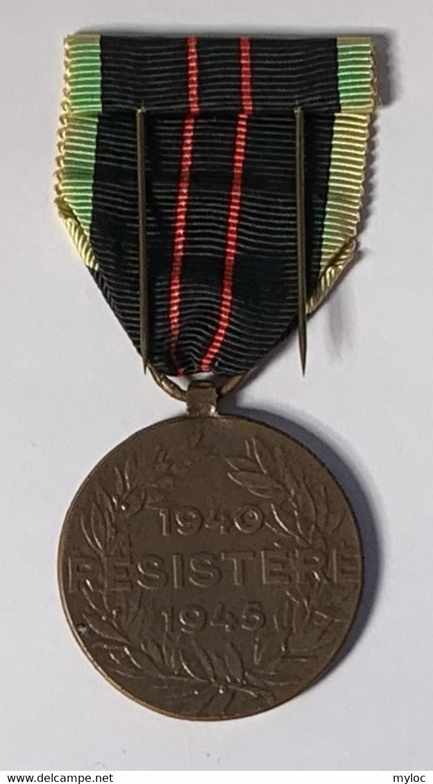 Militaria.Décoration Médaille Belge. Resistere 1940-1945. Résistance Armée. Signée Wissaert - Belgium