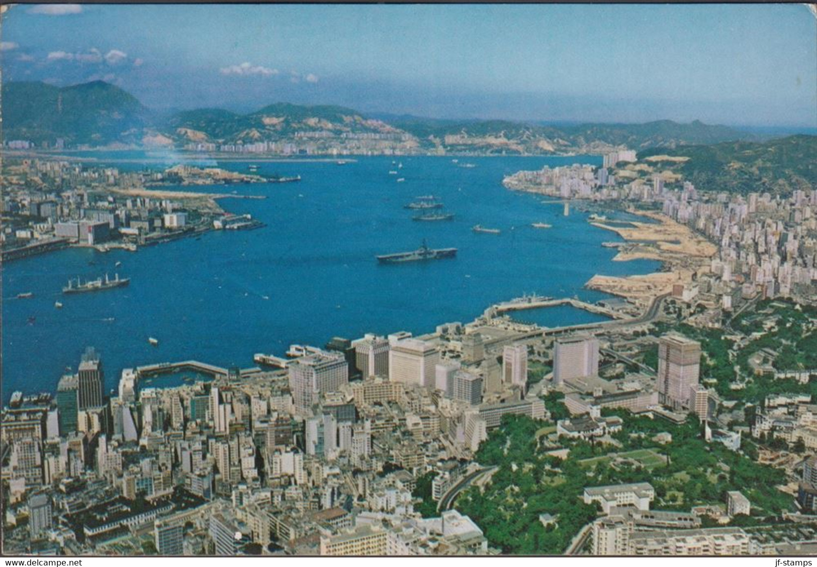 1970. HONG KONG COAT OF ARMS $ 1. On Post Card (Hong Kong & Kowloon From The Peak) To USA Fro... (Michel 239) - JF427096 - Briefe U. Dokumente
