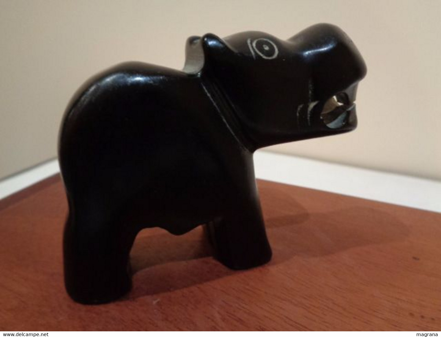 Escultura de un Hipopótamo con la boca abierta. De piedra negra.