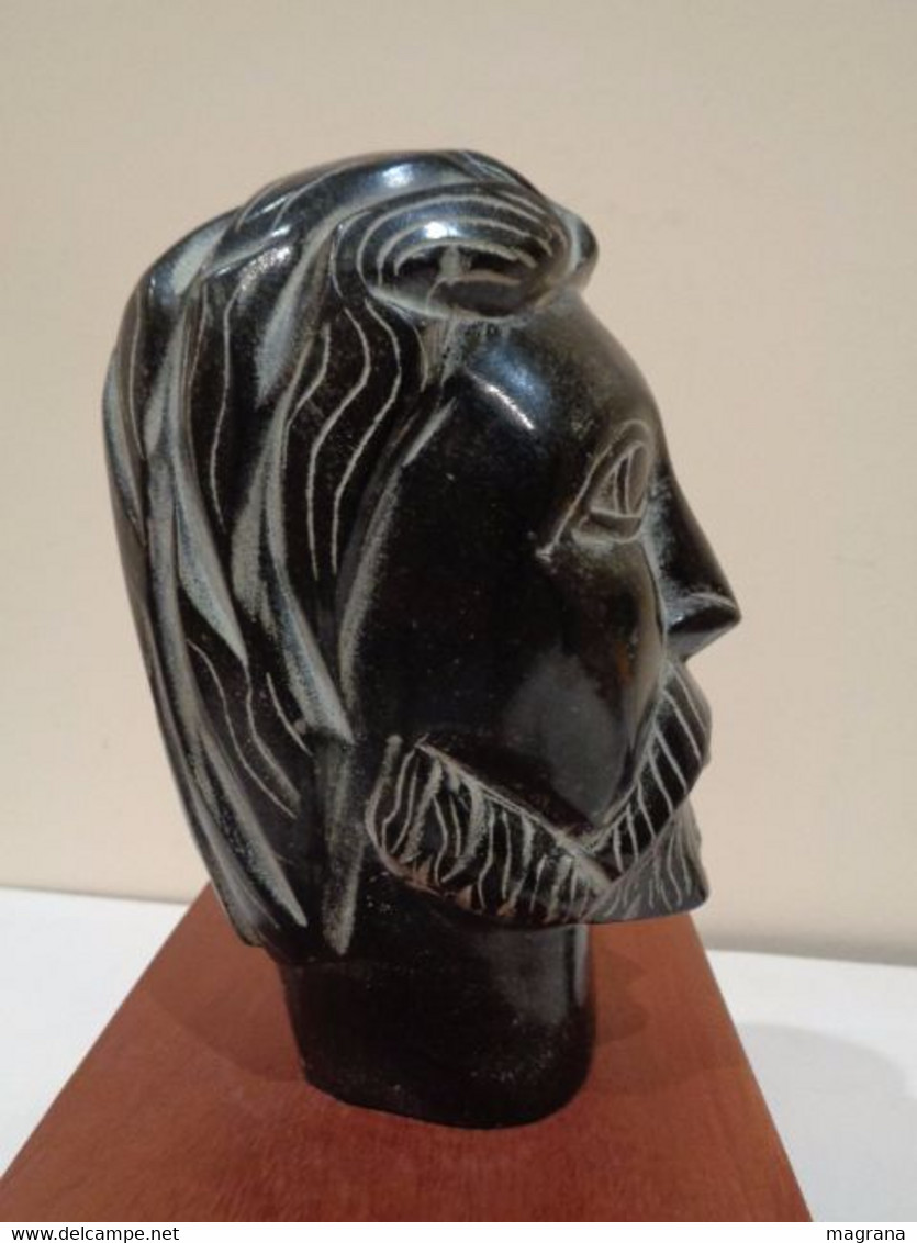 Escultura. Busto de Hombre con barba. Jesucristo. De piedra negra.