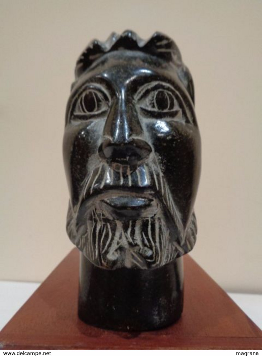 Escultura. Busto de Hombre con barba. Jesucristo. De piedra negra.