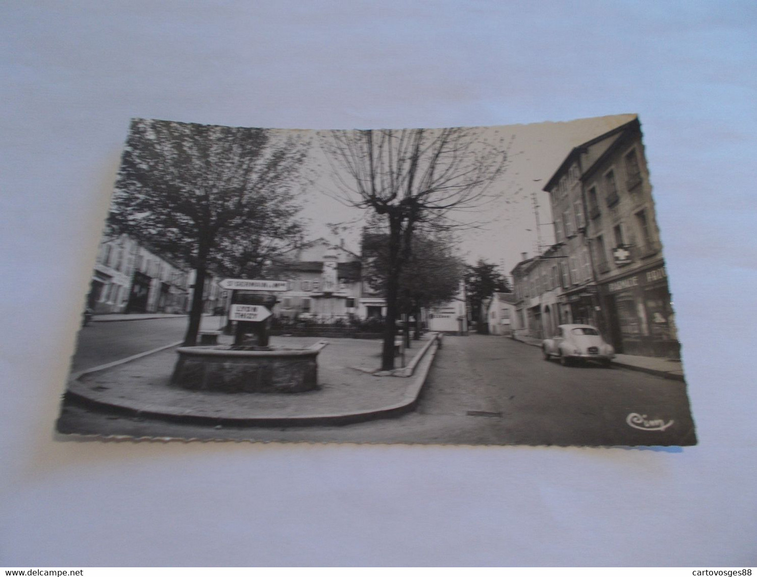 CHAUFFAILLES ( 71 Saone Et Loire ) PLACE DE LA REPUBLIQUE  VIEILLE AUTO COMMERCES MONUMENT - Otros & Sin Clasificación