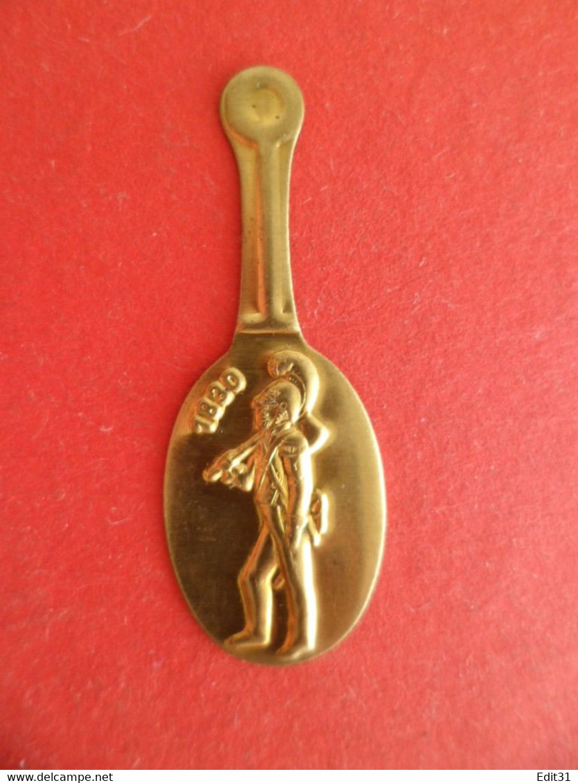 Médaille Dorée épinglette épingle Militaire Pompier Tenue  1890 - Avec Casque - Pompiers