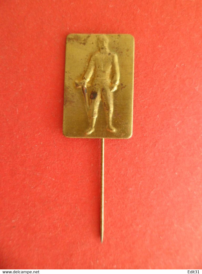 Médaille Dorée épinglette épingle Militaire Pompier Tenue  - Avec Casque Et Hache - Pompiers