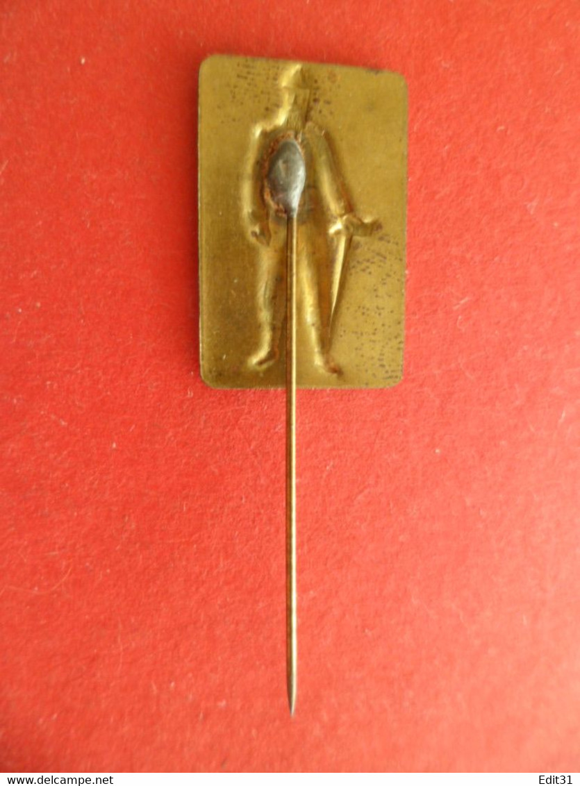 Médaille Dorée épinglette épingle Militaire Pompier Tenue  - Avec Casque Et Hache - Pompieri