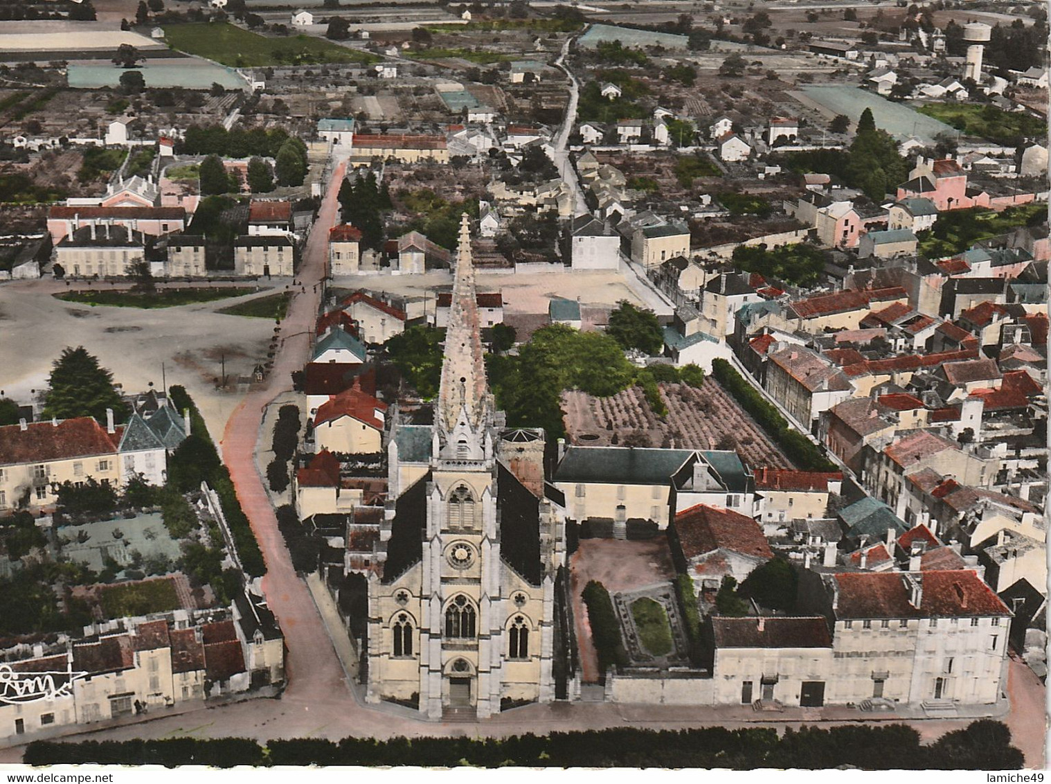 MONTMORILLON (Vienne) Vue Aérienne, L’église St Martial, Le Champ De Foire Et La Gendarmerie Timbre 1958 - Montmorillon