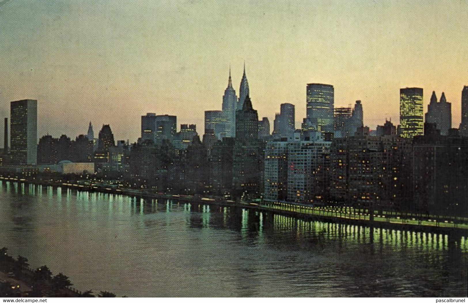 NEW YORK CITY - VIEW FROM THE QUEENSBORO BRIDGE LOOKING ACROSS THE EAST RIVER SHOWING THE UNITED NATIONS - Brücken Und Tunnel