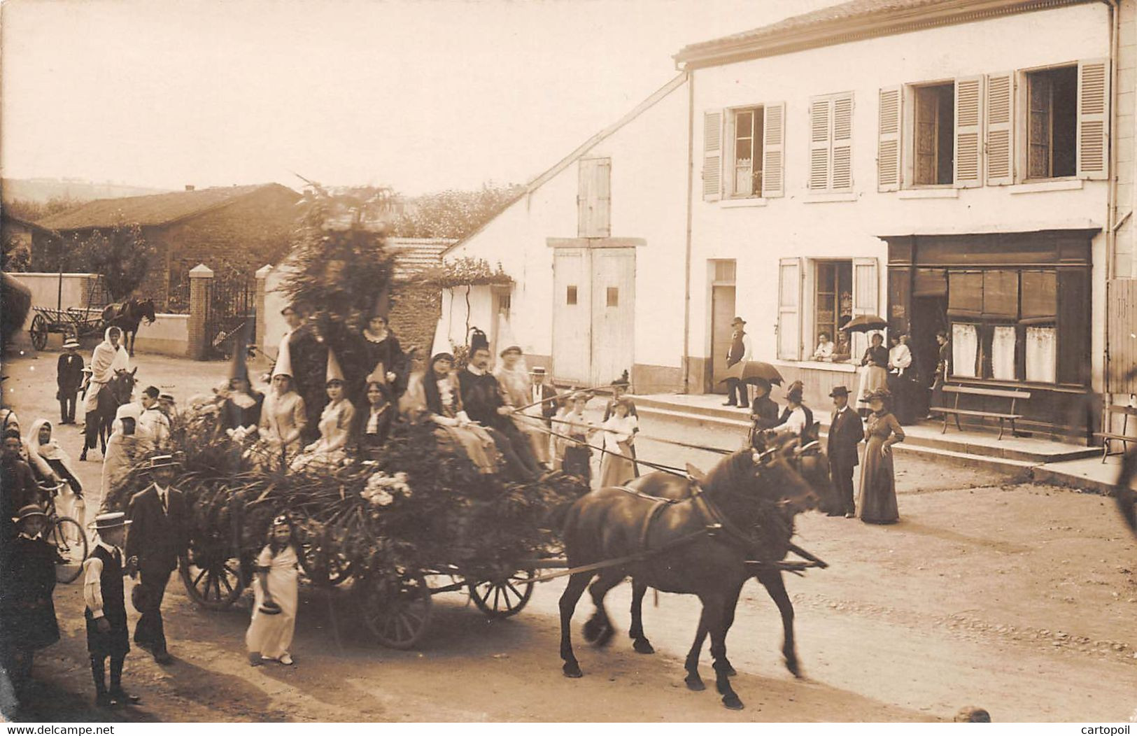 42 - Charlieu - Splendide Carte Photo N°4 - Fête De La Soierie Et Cavalcade Dans Les Rues Vers 1909-1910 - Charlieu