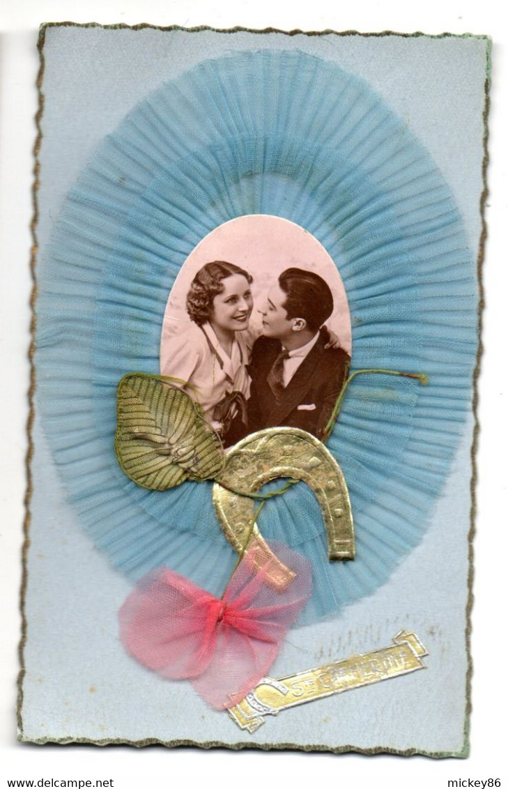 SAINTE CATHERINE -- Couple D'amoureux  ( Découpi Et Noeud En Tissu , Fer à Cheval )....................à Saisir - Santa Caterina