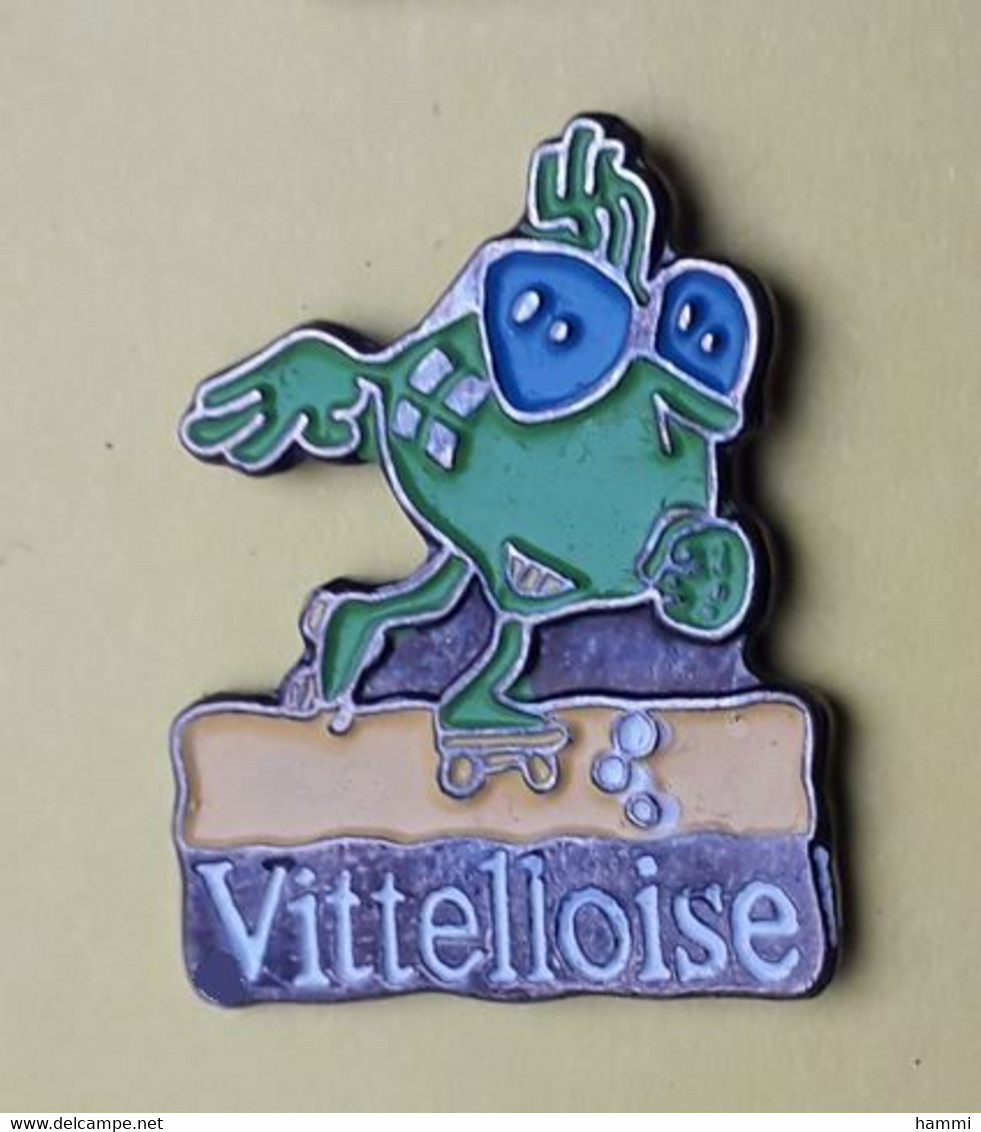 AN101 Pin's Boisson Eau Vittel Vosges Vittelloise Frog Grenouille Sur Patins à Roulettes Achat Immédiat - Boissons