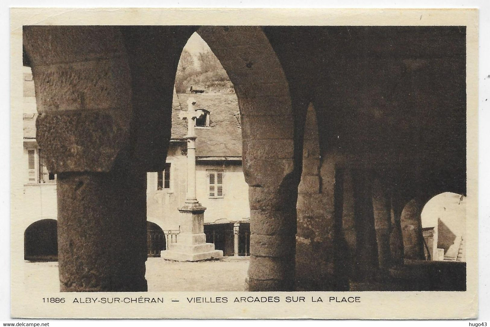 ALBY SUR CHERAN - N° 11886 - VIEILLES ARCADES SUR LA PLACE - LEGERS PLIS ANGLES - FORMAT CPA NON VOYAGEE - Alby-sur-Cheran