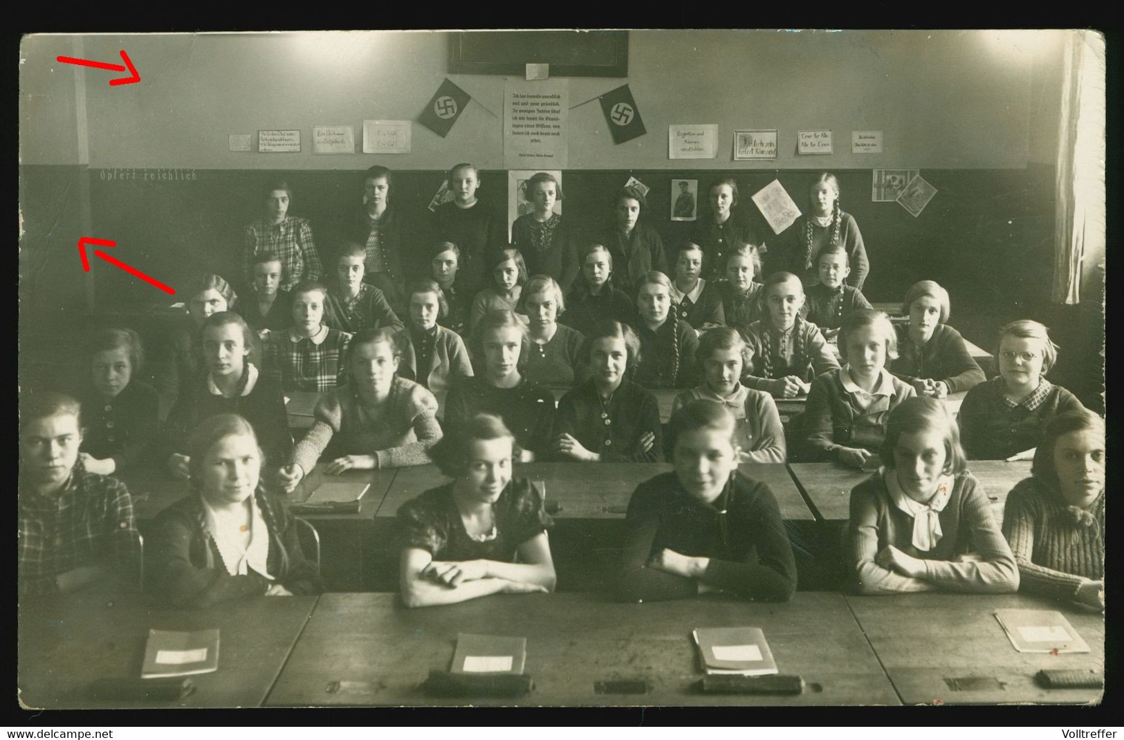 Orig. Foto AK Um 1937 Schulklasse, Mädels Mit Langen Zöpfen, Im Hintergrund Festschmuck, Hakenkreuz Fahnen, Sprüche - Leipzig