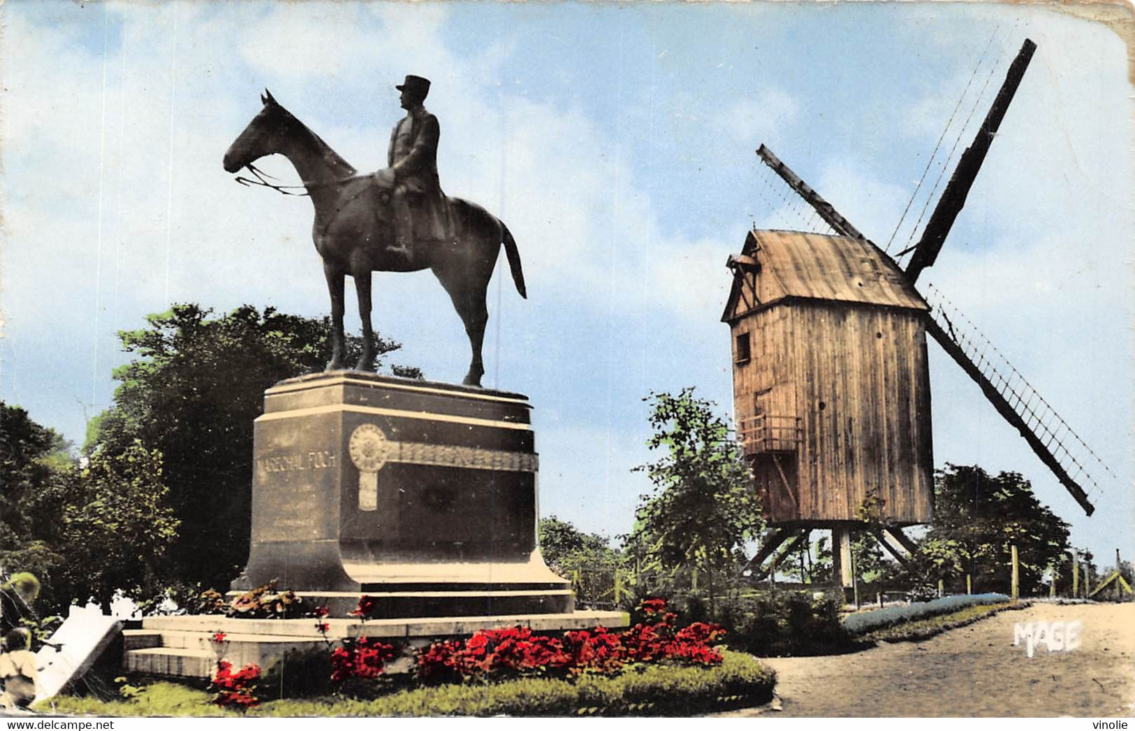 PIE-FL-21-6766 : CASSEL. MOULIN A VENT. STATUE DU MARECHAL FOCH - Cassel