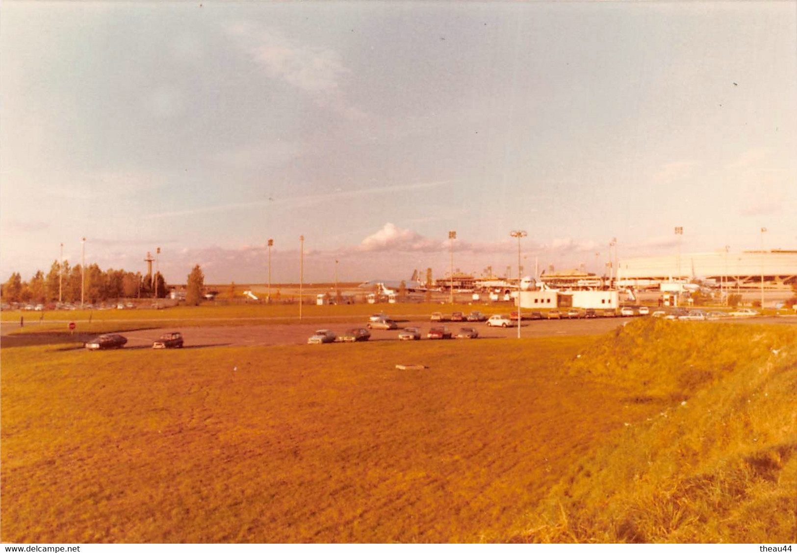 ROISSY - Lot De 2 Clichés D'Avions Sur L'Aéroport De " CHARLES DE GAULLE " En 1976 Et 80  - Aviation - Voir Description - Roissy En France