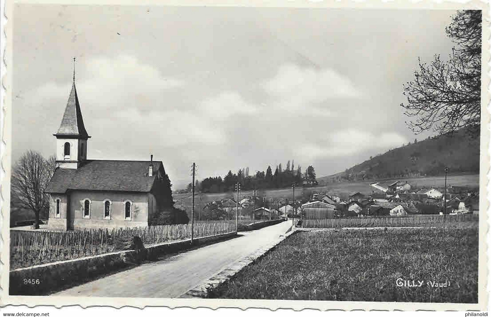 Gilly - église Et Village  Circulée 1952. Bonne Qualité - Gilly