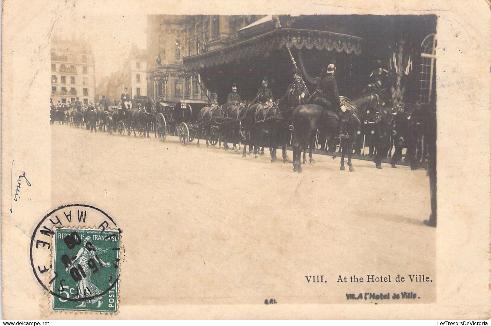 At The Hotel De Ville - Défilé - Cavalerie En Uniforme Et Calèches - Dos Non Divisé - Manöver